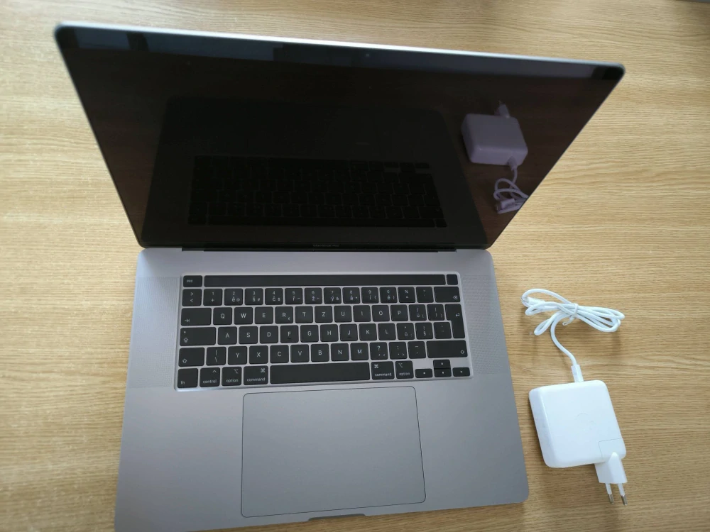 Špičkový APPLE MacBook Pro 16" Touch Bar A2141 Space Gray Užívaný, Krásný stav