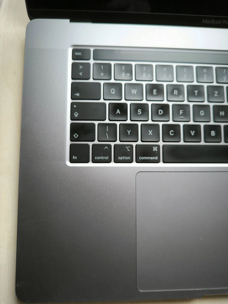 Špičkový APPLE MacBook Pro 16" Touch Bar A2141 Space Gray Užívaný, Krásný stav