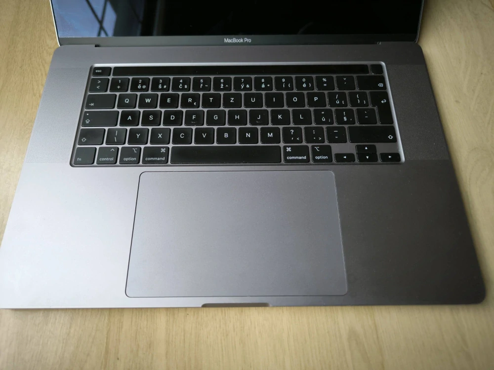 Špičkový APPLE MacBook Pro 16" Touch Bar A2141 Space Gray Užívaný, Krásný stav