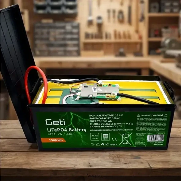 Baterie LiFePO4 25,6V 100Ah GETI GBLE-24-100D Displej